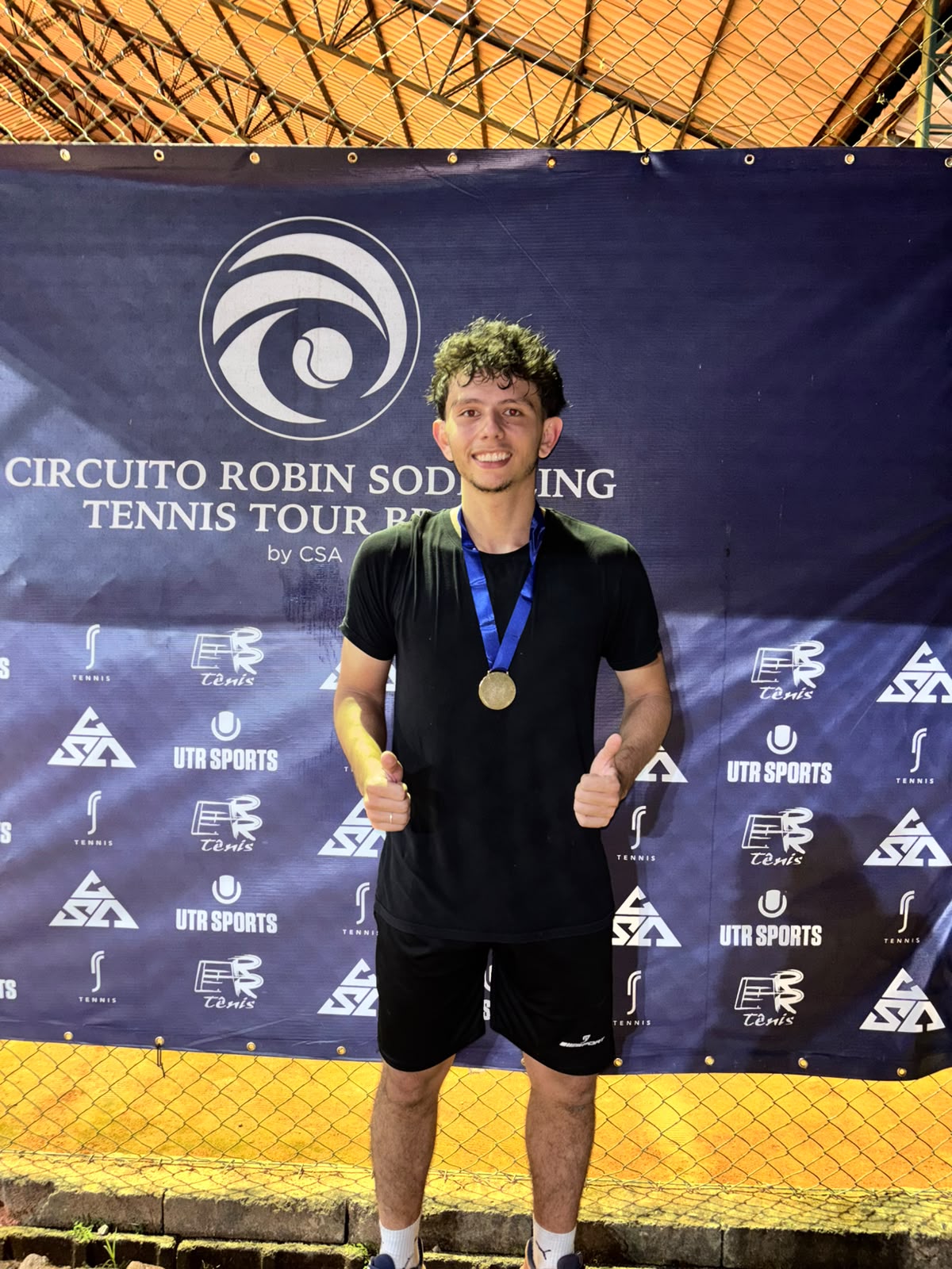Diego Olivotti com medalha no Circuito Robin Soderling