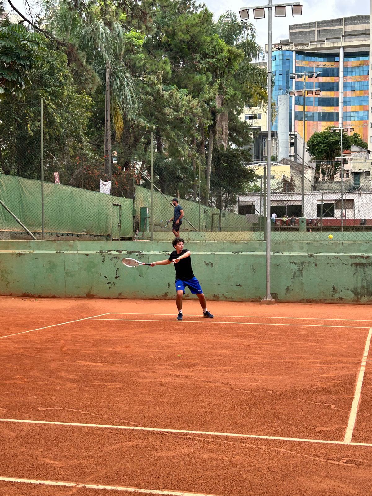 Diego Olivotti em ação na quadra de saibro