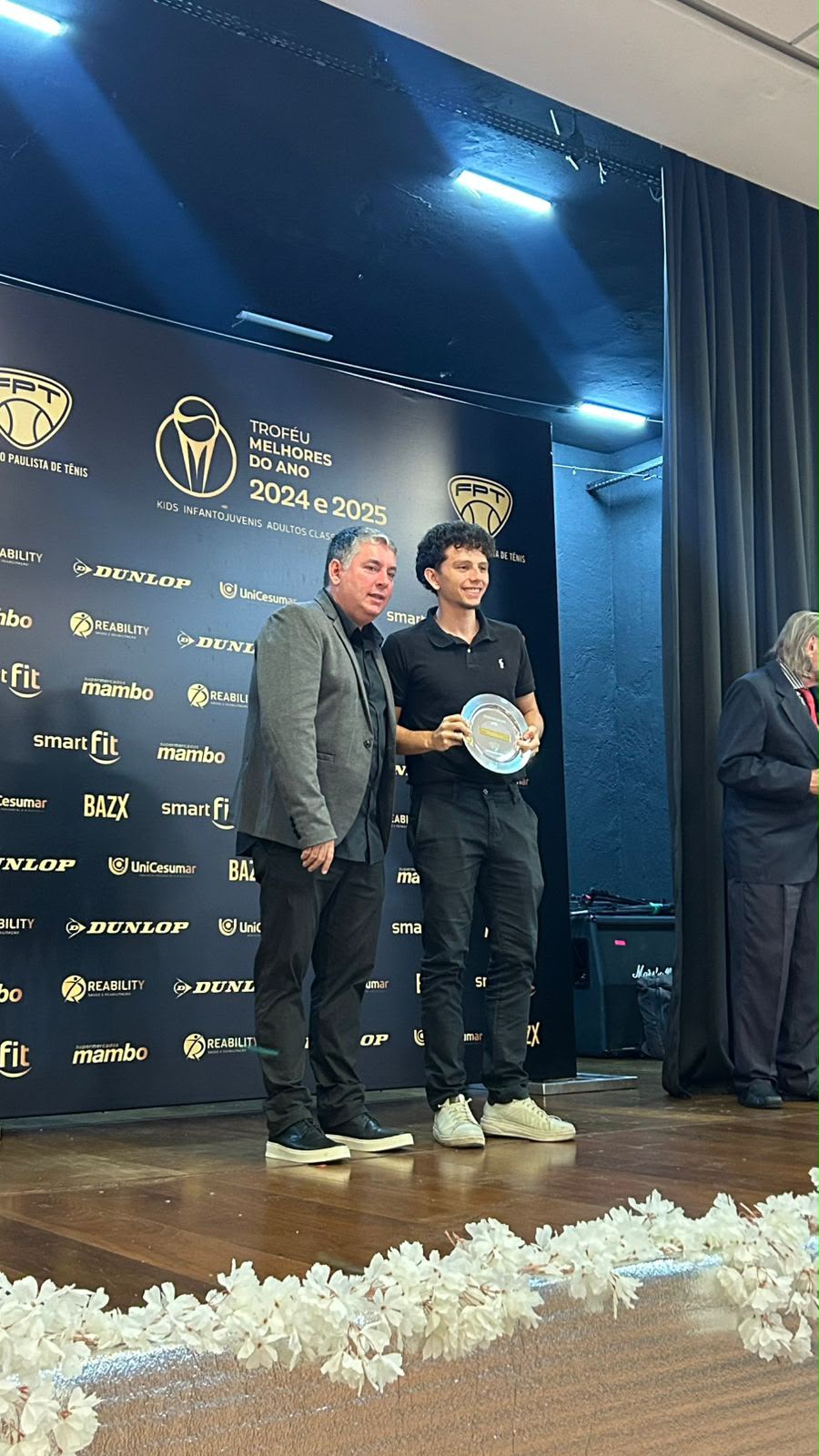 Diego Olivotti recebendo Troféu Melhores do Ano da FPT