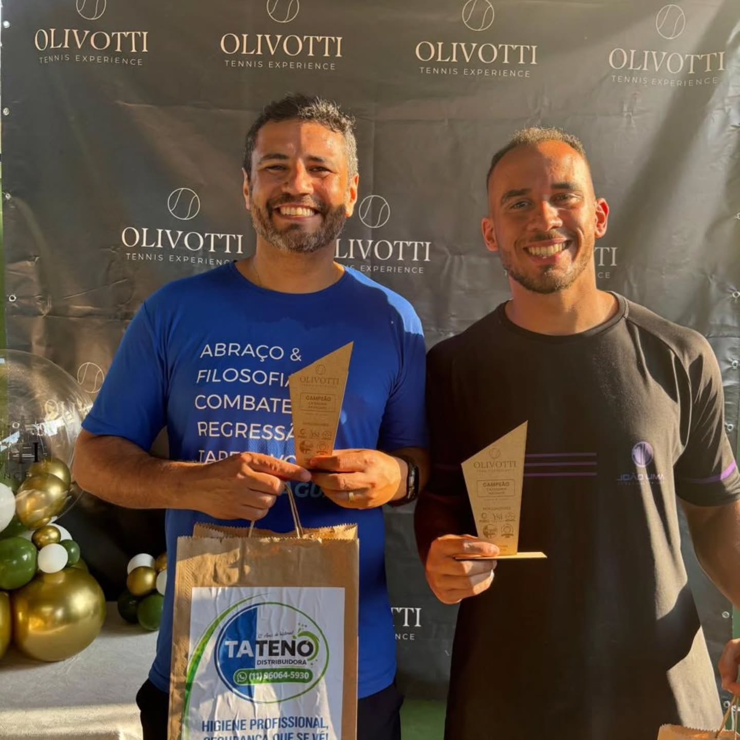 Entrega de troféus no backdrop Olivotti Tennis Experience