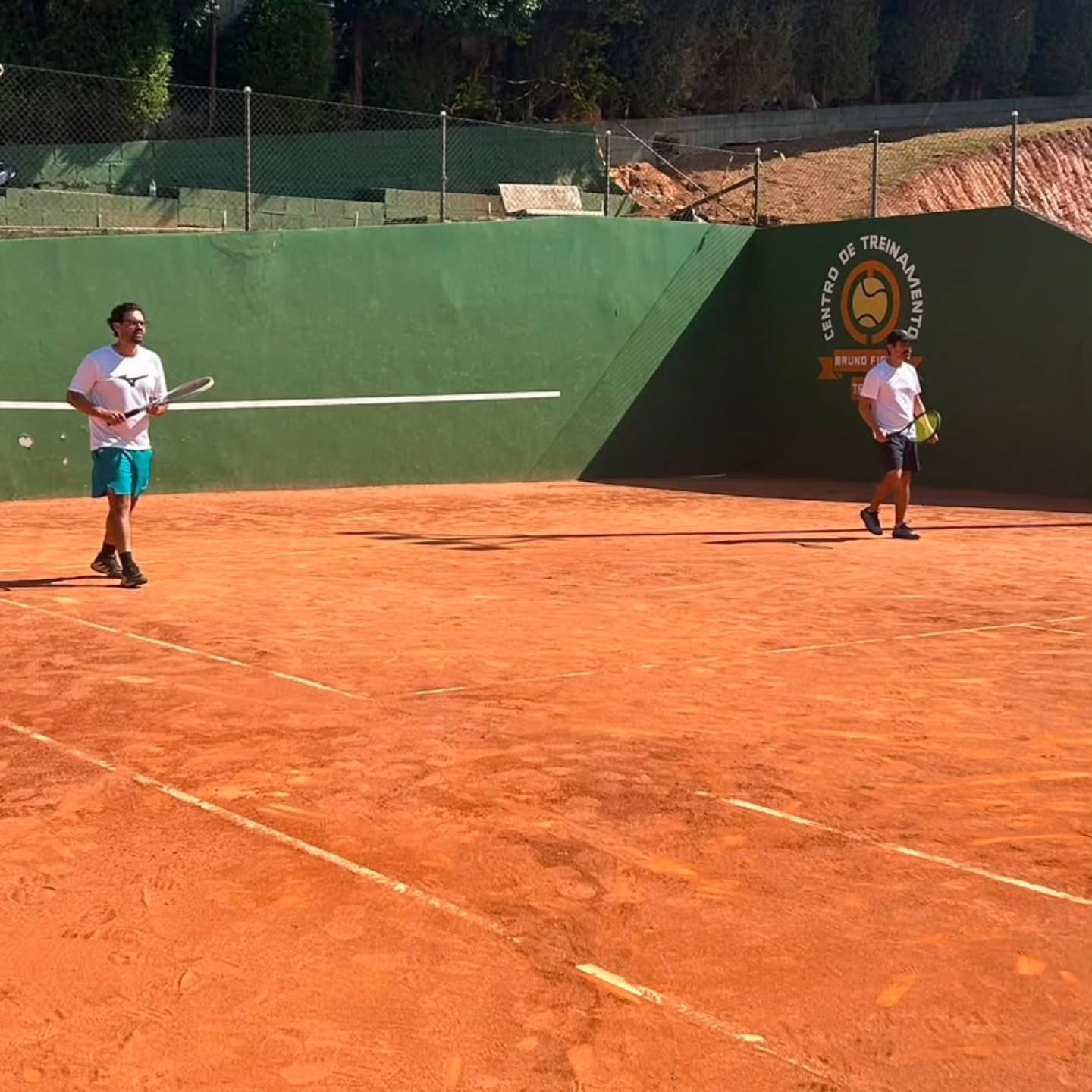 Jogo em andamento na quadra de saibro do CT Bruno Figlia